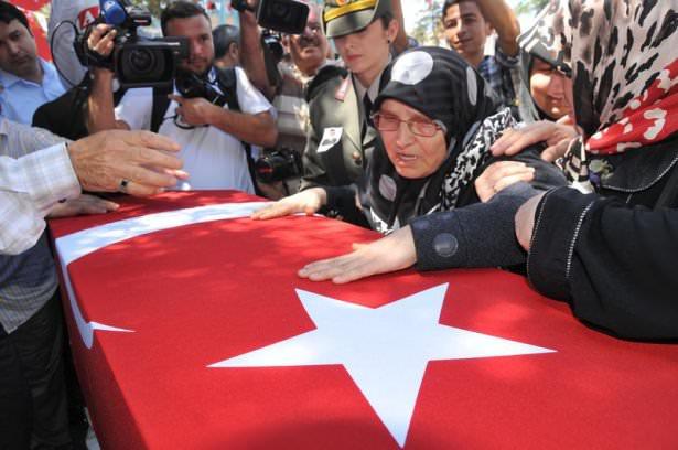 <p>Türkiye-İran sınır hattında kaçakçılıkla mücadele faaliyeti kapsamında devriye görevi yapan Yamanyurt Hudut Karakol Komutanlığı’na bağlı askeri timin, gece saatlerinde bir grup terör örgütü üyesi tarafından pusuya düşürülmesi sonucu şehit olan 23 yaşındaki Teğmen Emre As için memleketi Tokat’ta askeri tören düzenlendi.</p>