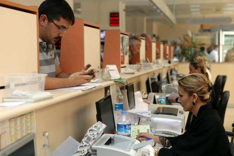 <p>Buna göre devlet; bina ve araç alımı ve dış seyahatlerin yanı sıra personel politikasında da tasarrufa özen gösterecek. </p>
