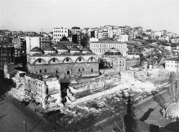 <p>Tophane Meydanı´nındaki tarihi eserlerin yıkımı, 1950´ler</p>
