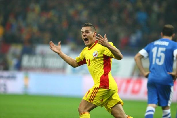 <p><strong>Aslan’ın Torje harekatı</strong></p>
<p>Geçtiğimiz sezon Osmanlı’da kiralık olarak forma giyen Gabriel Torje G.Saray’ın radarında. Yıldız futbolcu Euro 2016 sonrası imza atacak</p>
<p>Transfer çalışmalarını sürdüren Galatasaray'da son olarak Gabriel Torje ismi gündeme geldi. Bonservisi Udinese'de olan ve kulübüyle1 yıl daha kontratı bulunan Rumen oyuncu için 2 milyon avro bonservis bedeli ödemeyi planlayan Galatasaray yönetimi, transfer için girişimlerini hızlandırdı.</p>
<p><strong>HAGI İLE DİRSEK TEMASINDA</strong></p>
<p>Geçtiğimiz sezonu Osmanlıspor'da kiralık olarak geçiren Torje, çıktığı 28 maçta 3 gol ve 7 asistlik bir performans ortaya koymuştu. Romanya Milli Takımı'nın kampında Galatasaray iddialarını doğrulayan Torje'nin Georghe Hagi ile de sürekli dirsek temasında olduğu öğrenildi. Torje'nun Euro 2016 sonrasında resmi sözleşmeyi imzalaması bekleniyor...</p>