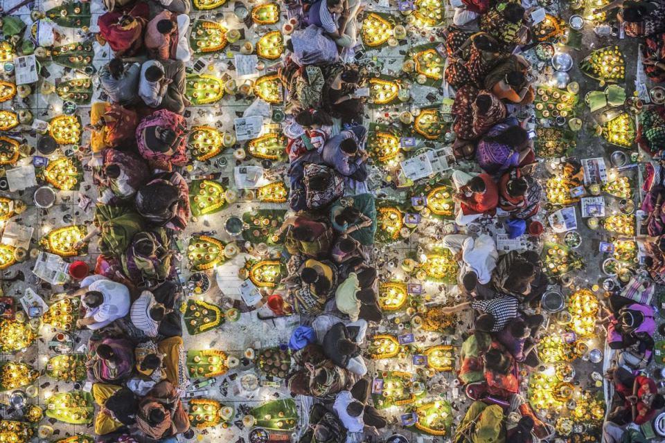 <p>Bangladeş'in Dakka kentinde Hindular tarafından "Rakher Upobash" dini festivali kutlandı. Brahmachari Ashram tapınağında toplanan Hindular, burada dua etti.</p>
