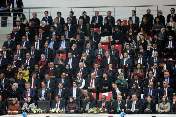 <p>Törene, Cumhurbaşkanı Recep Tayyip Erdoğan, Başbakan Ahmet Davutoğlu ve CHP Genel Başkanı Kemal Kılıçdaroğlu gibi siyasetin önde gelen isimleri katıldı.</p>
