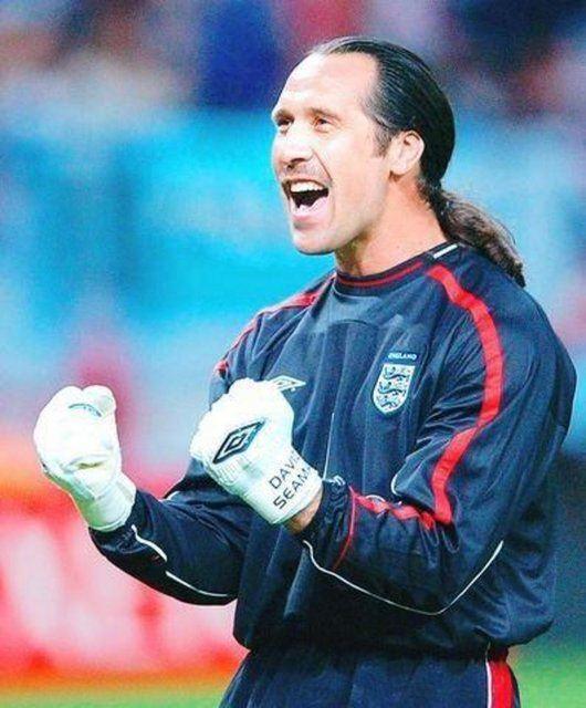 <p>2004 yılında yeşil sahalara veda eden Arsenal'in efsanevi kalecisi Seaman, evinde televizyon seyrettiği esnada uzaktan kumandaya uzanmak isterken ayağını kırmıştı.</p>