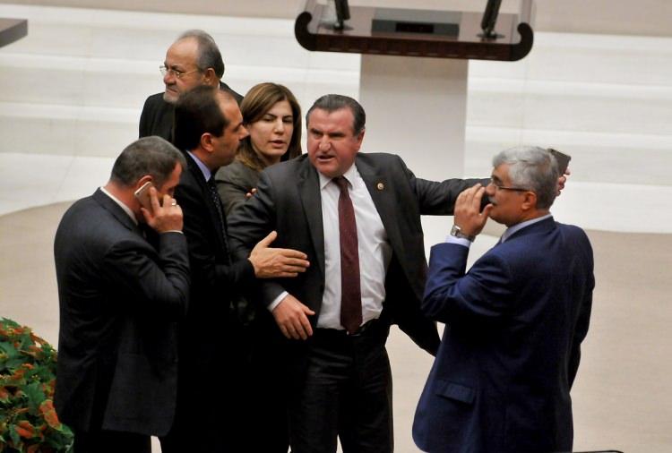 <p><strong>Türk restoranında çalışıyordum</strong><br />
<br />
İngiltere’deki dil okullarından ve üniversitelerden kabul kâğıdı alarak 1988 yılında İstanbul’dan Londra’ya karayolu ile 52 saatlik yolculuktan sonra ulaştım. Dover kentinde sınırda vize alarak İngiltere macerasına başladık. LutonCollege’de İngilizce kurslarına devam ederken bir yandan da Türk restoranında çalışıyordum.</p>
