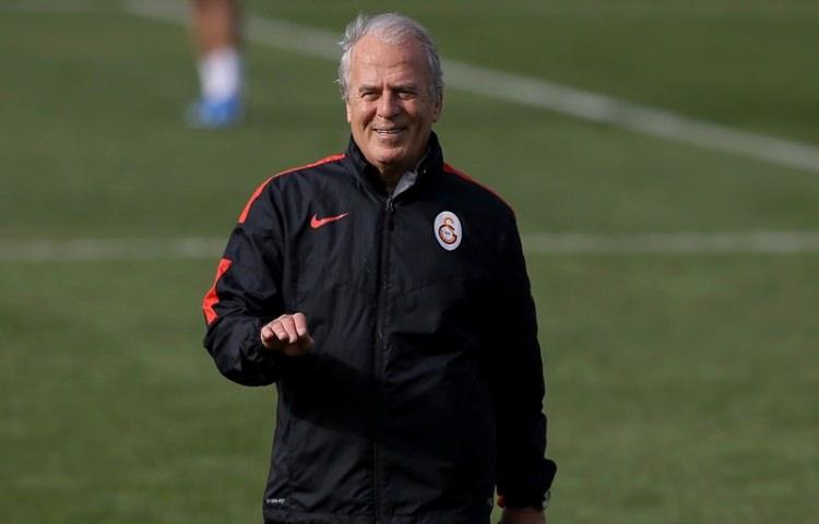 <p>MUSTAFA DENİZLİ<br />
<br />
Maçı yazabilecek miyim, yazamayacak mıyım bilmiyorum. çünkü hakikaten başım ağrıyor.</p>
