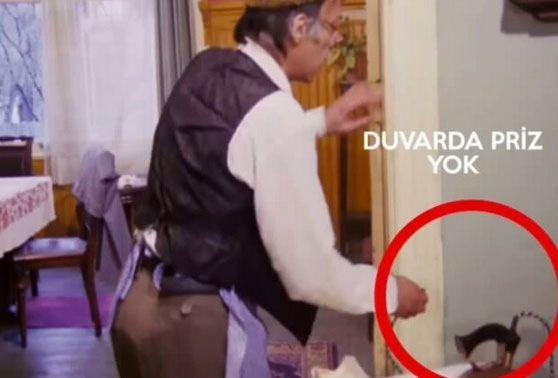 <p>Bin beş yüz kez izledik, ama fark etmedik. "Neşeli Günler"in bir sahnesinde Münir Özkul duvarda olmayan prize ütünün fişini takmış gibi yapıyor.</p>
<p> </p>