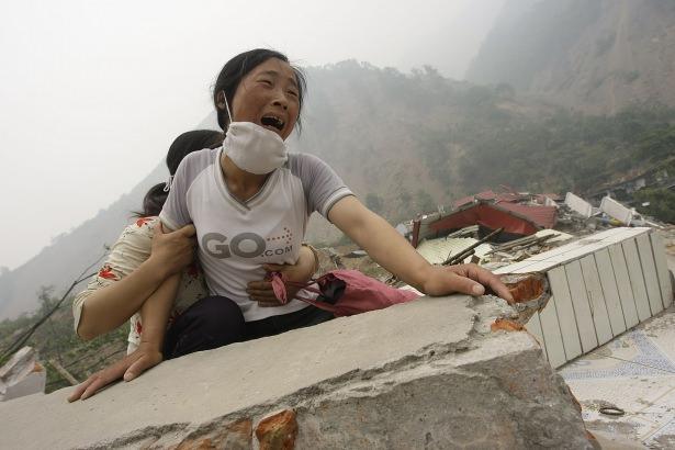 <p>Depremden sonra enkazda 4 yaşındaki kızını ve eşini bulamayan bir kadın göz yaşlarına hakim olamıyor. "2008 Çin`in Siçuan bölgesinde yaşanan 7,8 şiddetindeki depremde 70 bin kişi hayatını kaybetmişti"<br />
<br />
Fotoğrafçı: Jason Lee Tarih: 17 Mayıs 2008 Yer: Mianyang, Çin</p>

<p> </p>
