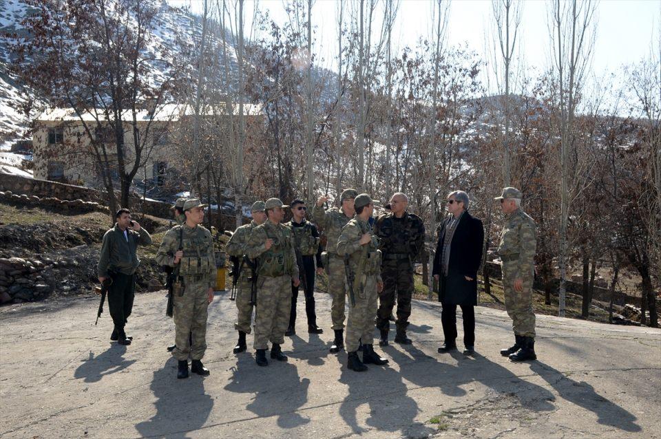 <p><em><strong>"Halkımız devletimizin yanında ve safında yer aldı"</strong></em></p>
<p>"Allah devletimize zeval vermesin. Askerimizi, polisimizi, korucularımızı ve bütün milletimizi korusun. Onların hepsine müteşekkiriz, minnettarız." diyen Çınar, şunları belirtti:</p>
