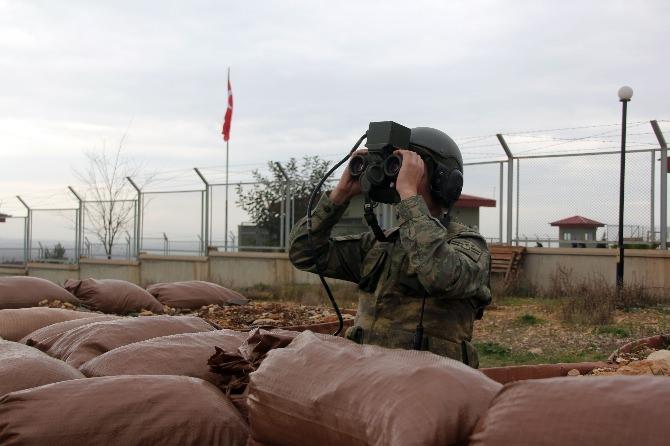 <p>Hudut güvenliğinin daha etkin olarak sağlanması maksadıyla geçen yıl, sınır fiziki güvenlik sisteminin bir parçası olarak hudut hattımıza modüler beton duvarlar örülmeye başlanmıştır. Bu duvarların her biri 3 metre yükseklikte, 2 metre eninde ve 7 ton ağırlığında birbirine geçmeli olarak monte edilmektedir. Şu ana kadar bölgemizde 35 kilometrelik modüler beton duvar inşası tamamlanmıştır. Nisan ayı sonuna kadar 72 kilometrelik bir bölüm, yani hudut hattımızın yaklaşık 4'te 1'i modüler beton duvarlarla kaplanacaktır” dedi.</p>

<p> </p>
