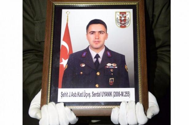 <p>Evli ve iki çocuk babası olan şehit Uyanık'ın bir ay önce Şırnak'a gittiği, eşi ve çocuklarının ise Çankırı'daki babaevinde kaldıkları öğrenildi. AA</p>

<p> </p>
