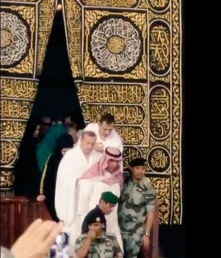 <p>Cumhurbaşkanı Recep Tayyip Erdoğan, resmi temaslarda bulunmak üzere geldiği Suudi Arabistan'da Kabe'yi ziyaret ederek, umre yaptı.</p>

<p> </p>
