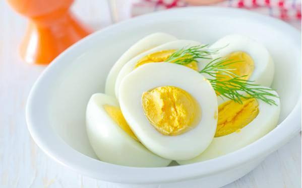 <p><strong>Yumurta</strong></p>

<p>Yumurtanın son derece önemli protein kaynağı olduğuyla ve uzun süre tok tuttuğuyla ilgili bilimsel veriler var. Sabah kahvaltıda yiyeceğiniz bir haşlanmış yumurta sizi gün içerisinde açlık krizine karşı güçlü kılar. Haşlanmış yumurta sevmeyenler sebzeli omlet tüketebilir.</p>
