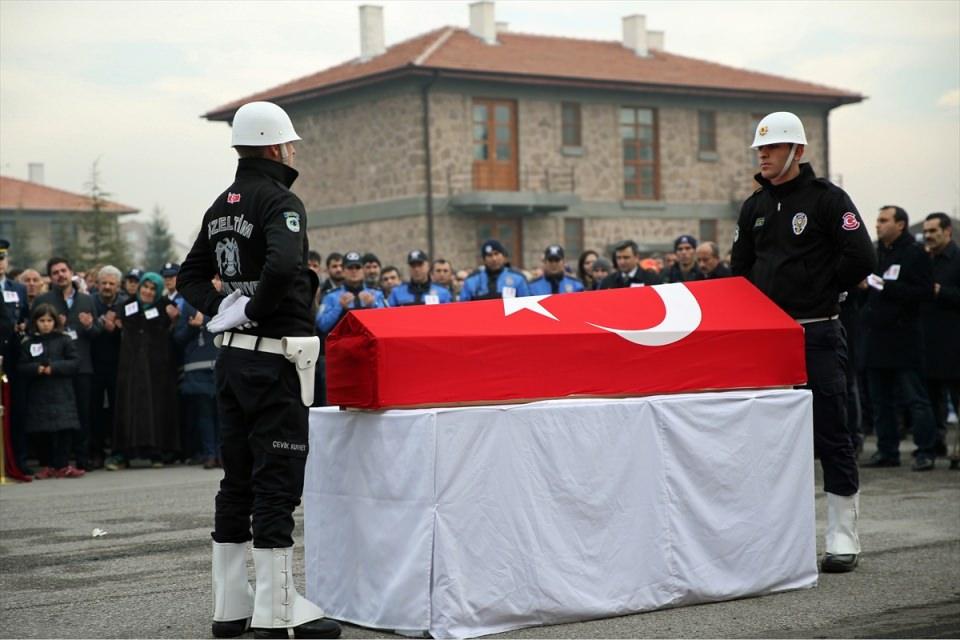 <p>İstanbul'daki terör saldırısında şehit düşen polis memurları Osman Börklüoğlu ve Yasin İke için Kayseri Emniyet Müdürlüğünde tören yapıldı.</p>
