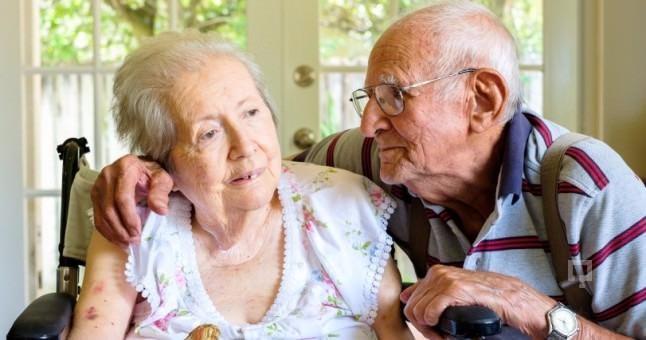 <p>Tıp dünyası Alzheimer'ın tedavisine yönelik çalışmalarını sürdürürken, henüz hastalığı durduran ya da tamamen geçiren bir yol bulunamadı.</p>
