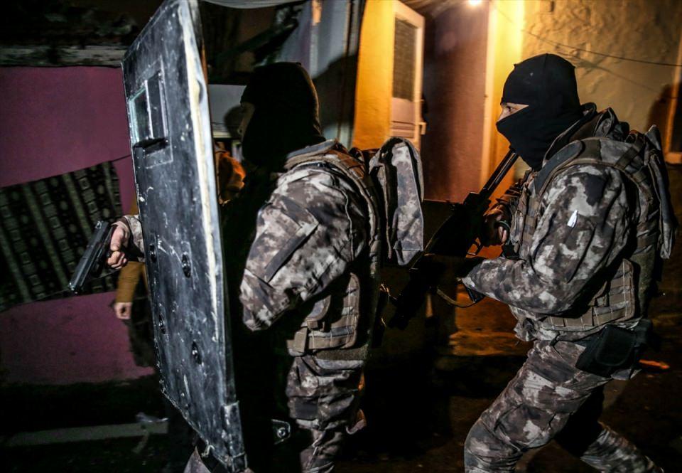 <p>İstanbul Emniyet Müdürlüğü Uyuşturucu ile Mücadele Şube Müdürlüğü ekipleri yaklaşık bin polisin katılımıyla Gaziosmanpaşa'da birçok adrese eş zamanlı olarak uyuşturucu satıcılarına yönelik operasyon düzenledi. Operasyona havadan polis helikopteri de destek verdi.</p>

<p> </p>

