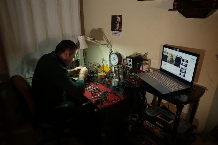 <p><strong>"Saç teline Eyfel Kulesi işlemek istiyorum" </strong></p>
<p>Her türlü kaleme figür işleyebildiğine işaret eden Sarı, şöyle konuştu:</p>
<p>"Kendi tasarımım olan isimlikler yapıyorum. Bunlarda marangoz kalemini yatay şekilde kullanıyorum. Mikro figürlerde ince sınav kalemleri ya da jumbo kurşun kalemleri kullanıyorum.</p>