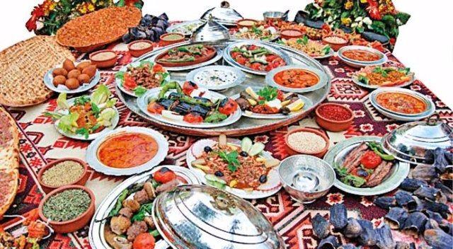 <p>Tüm bu davranışların geçerliliği ve sağlıklı olması ise şimdilerde pek çok isimlerle anılan farklı diyet listelerinin olmazsa olmazlarıdır. Yeni keşfedilmişçesine sunulan tüm bu doğruları asırlar önce, Allah Resulü hadislerle biz ümmetine öğretmiştir oysa ki…</p>

