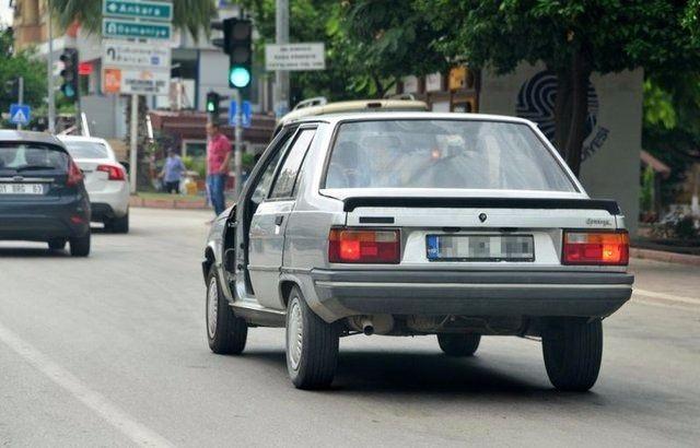 <p>Merkez Seyhan İlçesi Kıyıboyu Caddesi üzerinde genç yönetimindeki, bir sürücü kapısı olmayan otomobilin yolda hareket halinde olduğunu gören diğer sürücüler şaşırdı.</p>

<p> </p>

<ul>
</ul>

<ul>
</ul>
