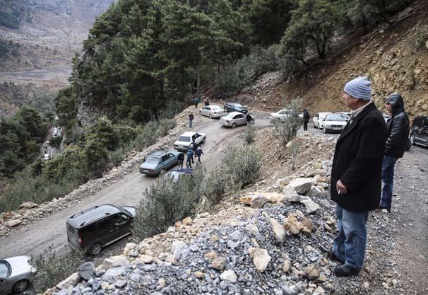<p>Adana Valisi Mahmut Demirtaş da beraberindekilerle zaman zaman araçlarından inerek, bölgede yol açma çalışması yapan görevlilerden bilgi aldı.</p>
<p> </p>