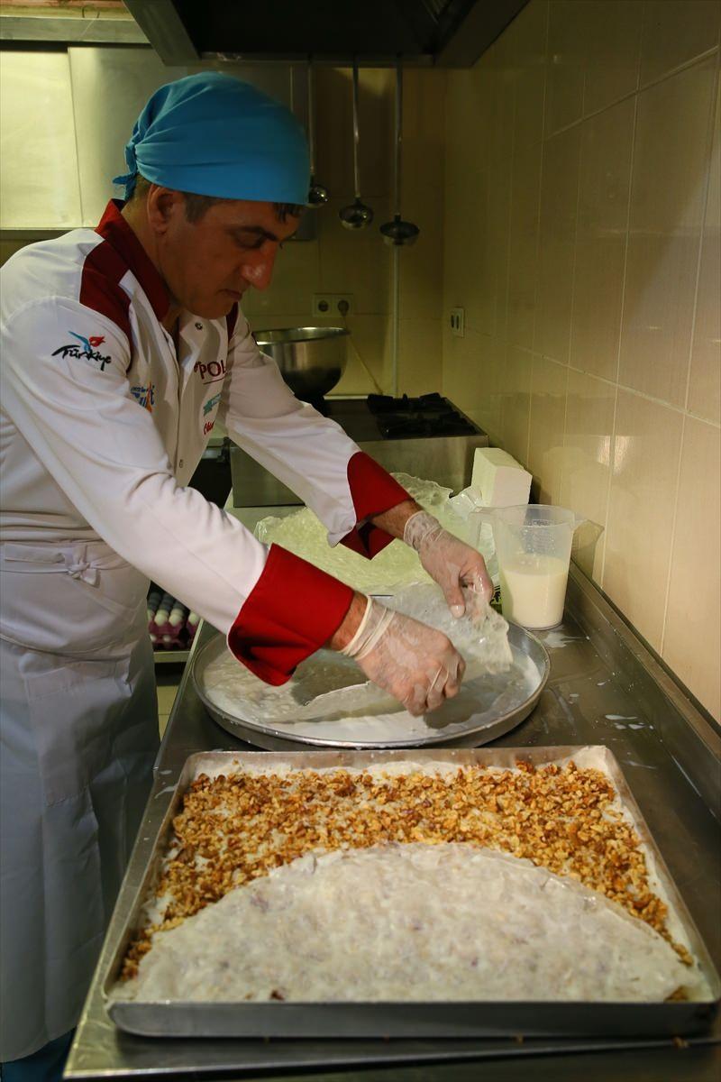 <p>Zaman geçtikten sonra süt alta doğru çöker ve üstte kuruma meydana gelir. Sütle yapıldığı için günlük tüketilmesi gereken bir ürün." ifadelerini kullandı.</p>
