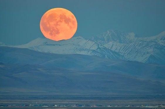<p>Moğolistan sırtlarında çekilmiş Ay fotoğrafı.</p>

<p> </p>
