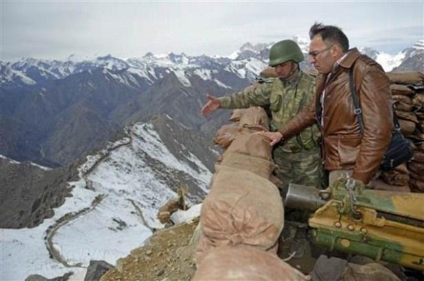 <p><span style="color:#A9A9A9">Keri Tepe'deki programın ardından Dağlıca Tabur Komutanlığı'nda ağırlanan Gürdal, sabah saatlerinde Van'a döndü. Gürdal, buradan da uçakla Ankara'ya gitti.</span></p>
