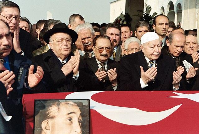 <p><strong>8 Şubat 2002</strong><br />
<br />
Hayatını kaybeden eski siyasetçilerden Osman Bölükbaşı için TBMM'de resmi tören düzenlendi.</p>
<p> </p>