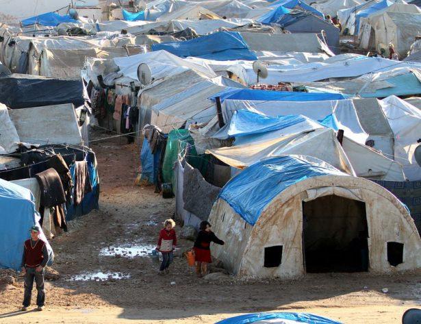 <p>Ülkelerini terk etmeyen Suriyeliler ise çeşitli şehirlerde Türkiye sınırına yakın bölgelerde oluşturulan çadır kentlerde yaşamlarını sürdürmeye çalışıyor.</p>

<p> </p>
