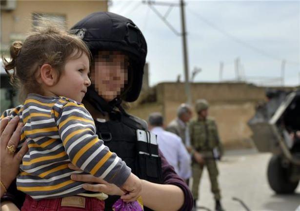 <p>Terör saldırılarından duydukları endişe nedeniyle ilçedeki binlerce vatandaş, evlerini terk etmek zorunda kalarak başka il ve ilçelere yerleşti.</p>
<p> </p>