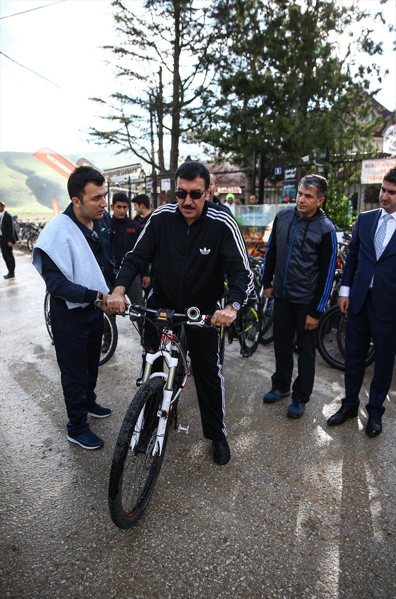 <p>Spor yapmanın sağlık açısından önemine değinen Müezzinoğlu, "Gelenekselleştirebilirsek hem kendi sağlımız adına gerekenleri yapmış olacağız, hem de sağlıklı toplum adına güzel örnek olmuş olacağız." ifadesini kullandı.</p>
<p> </p>