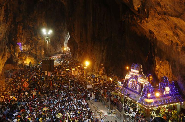 <p>Batu Mağarası Tapınağında toplanan Hindular.</p>
<p> </p>