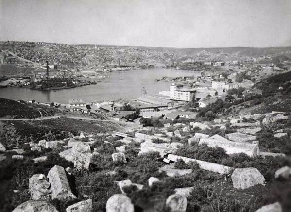 <p>Burası Halıcıoğlu sırtları. Aşağıdaki göle benzeyen yer Haliç . Sağ ileride görünen fabrika 1980'li yıllara kadar tek başına tüm İstanbul'un elektrik ihtiyacını karşılayan Santral İstanbul. Görünen taşlar ise Karaim Yahudileri'nin mezarlığından geriye kalanlar. Bu taşlar bölgede yapılan evlerin temellerinde, duvarlarında, yollarında kullanıldı. E-5 Haliç geçiş köprüsü yapılırken mezarlığın olduğu yer düzeltilerek yol geçirildi. Fotoğraf muhtemelen 1930'lu yıllardan.</p>

<ul>
</ul>
