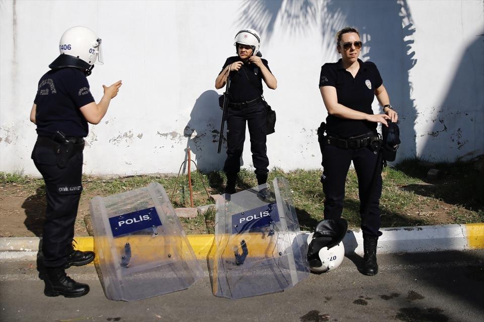 <p>Mesleği için anneliğinden fedakarlık etmek zorunda kaldığını, her zaman hazır kuvvet olarak yoğun tempoyla çalıştıklarını vurgulayan Kaplan, "Görevlerdeyken çocuklarım burnumda tütüyor, iki çocuk olunca yükü daha da ağırlaştı. </p>
<p> </p>