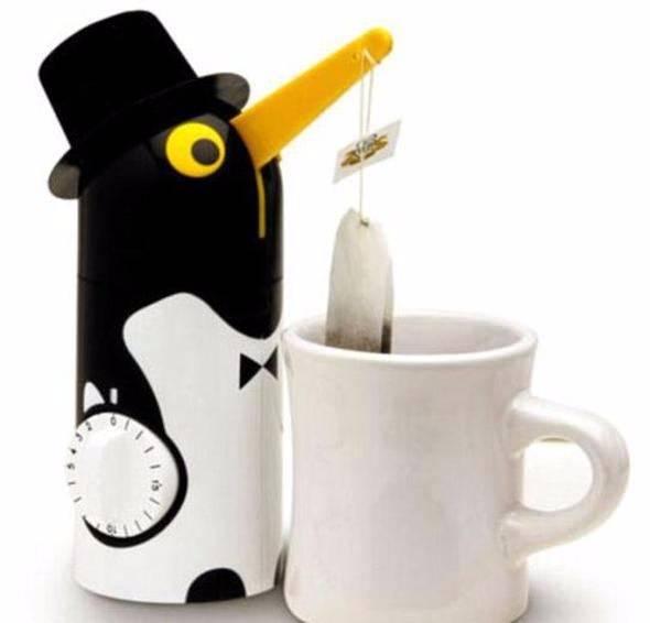 <p>Çay saati </p>

<p>Çinli mühendislerin geceli gündüzlü uzun uğraşları sonucu ortaya çıkan bu penguen aslında önemli bir görevi üstleniyor! Çay yaparken poşeti suyun içinde kaç dakika tutmalısınız? Bu tarihi soruya bu şirin penguenle yanıt bulmak artık çok kolay.</p>
