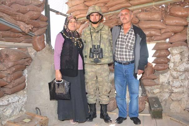<p>Komutan tekmil aldığı sırada merdivenlerden çıkan anne ve baba, Tuğgeneral Hakan Yiğittürk'ün arkasında durdu. Tekmili bitiren Bayram Özmetli'in yanına giden tabur komutanı, annesini arayıp aramadığını sordu. Bayram Özmetli'nin "görüşüyorum komutanım" demesi üzerine komutanı ise “şimdi burada olsa ne yaparsın" diye sorması üzerine bir anda duraksayan asker Özmetli’ye komutanı arkasına bakmasını söyledi.</p>