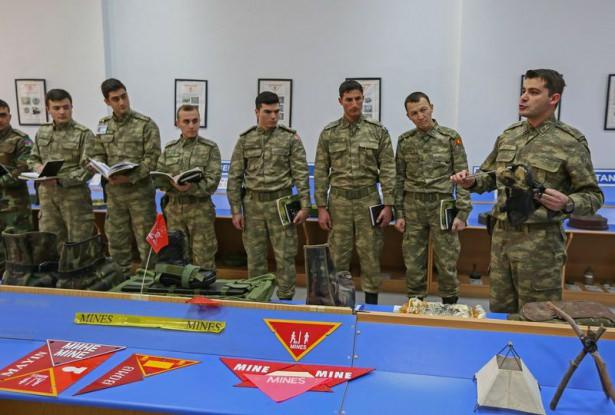 <p>Patlayıcıların tespiti ve imhasında en gelişmiş teknolojiden yararlanan istihkamcılar için başarıda en değerli hazineleri ise aldıkları eğitim.</p>
