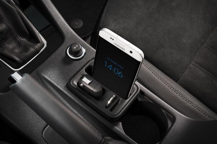 <p><span style="color:#D3D3D3">Orta konsolda ise şişe tutucu, telefon veya cüzdanınızı koyabileceğiniz bir cep, direksiyonun ısıtma tuşu ve üç adet kişiselleştirme tuşu bulunuyor.</span></p>
