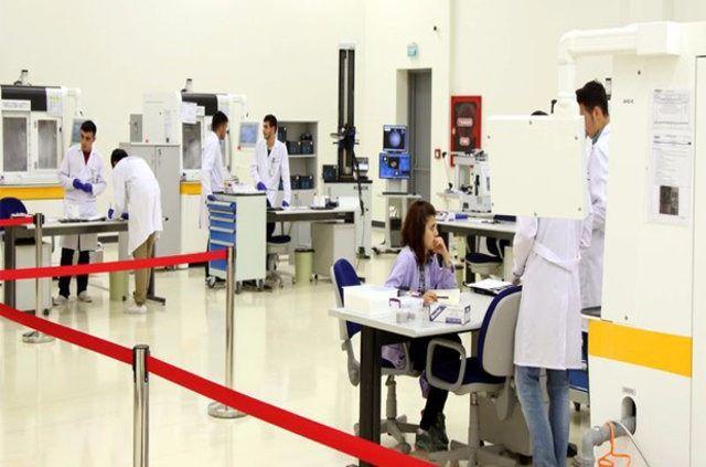 <p>İhalesine sadece milli şirketlerin alınacağı Akıncı İHA'nın yapım sürecinde TEİ, METEKSAN, ASELSAN'ın aracın gövde, gözetleme ve motor sistemlerini, Roketsan'ın ise mühimmatını sağlaması öngörülüyor.</p>
<p> </p>
<ul>
</ul>
<ul>
</ul>