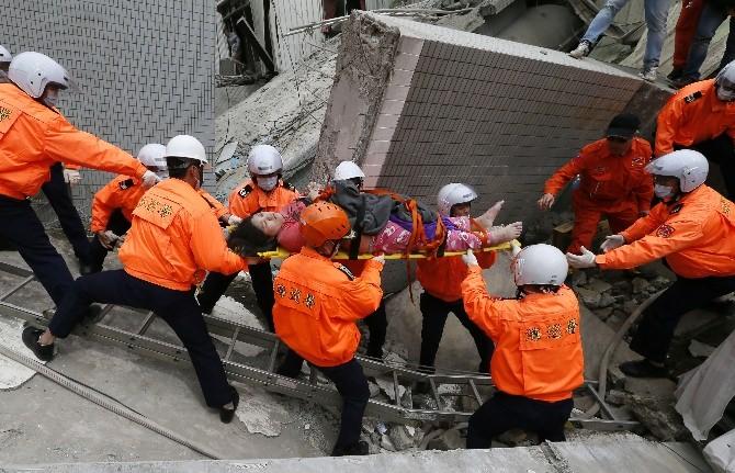 <p>Bölgede aile fertlerinin bir araya geldiği en önemli geleneksel bayramlardan Çin Yeni Yılı'ndan bir gün önce meydana gelen sarsıntı sonucu bina enkazından 170 kişi sağ olarak çıkarıldı.</p>

<p> </p>
