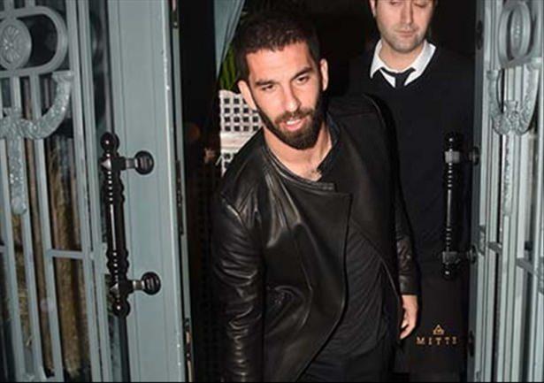 <p>Arda Turan Şişli'de sahip olduğu Arşiv adlı esnaf lokantasının açılışı için İstanbul'a geldi.</p>
