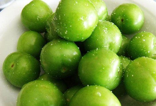 <p>Mersin Silifke'de örtü altına alınarak üretilen bahçelerde ilk erikler yetişti. </p>

