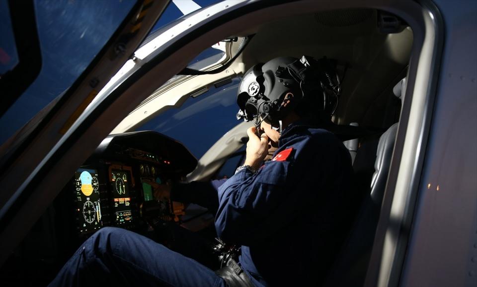 <p><strong>3 kilometreden kaldırımda yürüyenin portre fotoğrafını çekebiliyor</strong></p>

<p>Flir operatörü olarak da görev yapan teknisyen polis memuru Hilmi Fedai, iki pilot, bir teknisyen ile 3 mürettebat ve 3 yolcu olmak üzere toplam 6 kişi kapasiteli helikopterin pilotların özel kasklarla gece uçuşu yapabildiklerini, bunun suçluların yakalanmasında büyük bir avantaj olduğuna dikkati çekti. </p>
