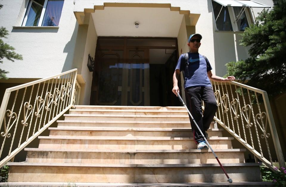 <p>60 yaşındaki Necdet Turhan, AA muhabirine yaptığı açıklamada, spor yaşantısının ODTÜ'deki öğrencilik yıllarında başladığını, atletizm ve dağcılığa burada merak sardığını söyledi.</p>
<p> </p>