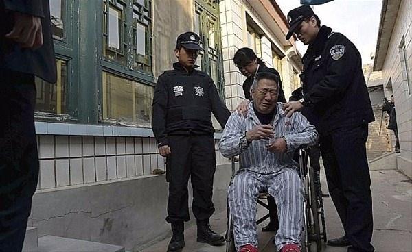 <p>İnatçı adam bu olaydan yaklaşık üç yıl sonra 10 Şubat 2015 günü mahkeme emriyle hastanede yaka paça çıkarıldı.</p>

<p> </p>
