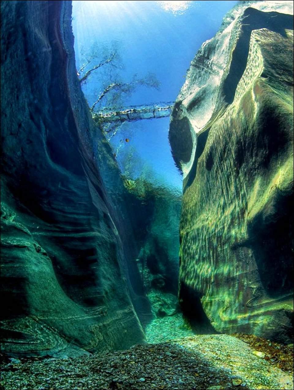 <p>İsviçre'deki Verzasca Nehri, öylesine temiz ki, suyun dibini rahatlıkla görebiliyorsunuz.</p>

<p> </p>
