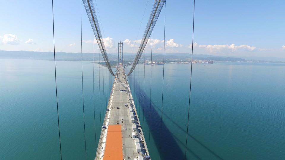 <p>İzmir arasındaki yolun 3,5 saate inmesini sağlayacak Gebze-Orhangazi-İzmir otoyol projesinin en önemli ayağı olan İzmit Körfez Geçiş köprüsünde sona yaklaşılıyor. Ramazan Bayramı öncesi açılacak köprüden ise özel araç sürücüleri 120 kilometrelik hızla geçebilecekler.</p>

<p> </p>
