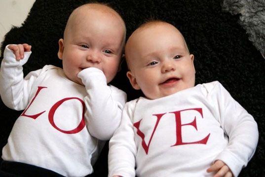 <p>Siz de, ikiz bebeklerinizi aynı giydirmeyi seviyorsanız bu takımlar tam size göre!</p>

