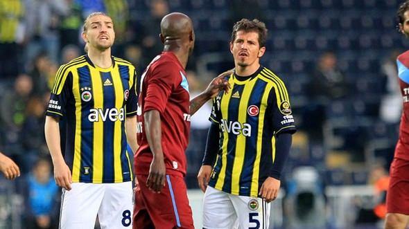 <p>2 - 2012'de Fenerbahçe forması giydiği dönemde Trabzonsporlu Didier Zokora hakkında ırkçı söylemde bulunmuştu. Bu olay Emre'nin en sevilmeyen oyuncular arasında yer almasına neden oldu.</p>
