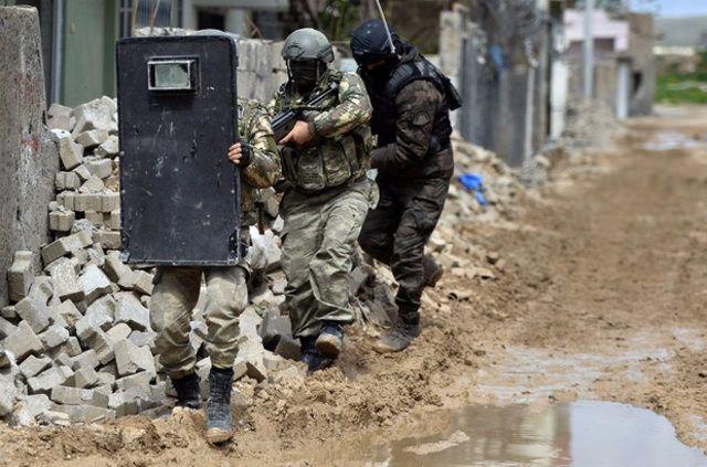 <p>Bölgede çalışmalarını sürdüren güvenlik güçlerince evlerin altında da tüneller bulundu.</p>
<p> </p>