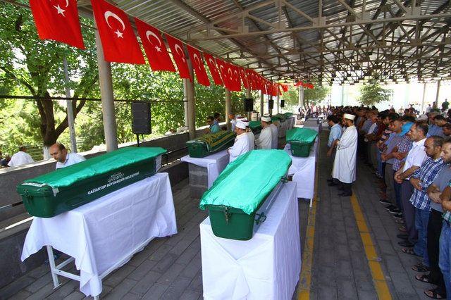 <p>Suriyeli Abdullah Ailesi, savaştan kaçıp Gaziantep’e geldi. Yaşadıkları evin sokağında meydana gelen patlamada 10 yaşındaki kızları Fatma Abdullah öldü. </p>
<p> </p>